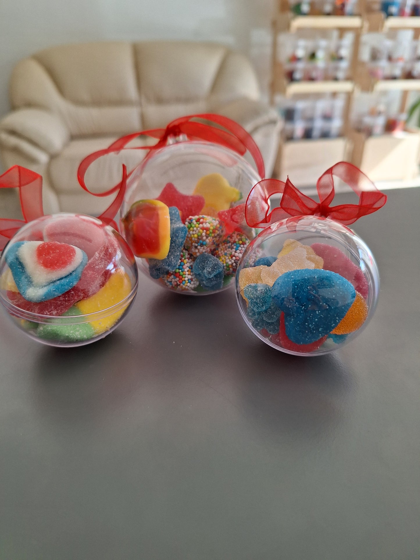 🎄 4 Palline di Natale piene di Caramelle Gommose – Un’esplosione di dolcezza sotto l’albero! 🍬